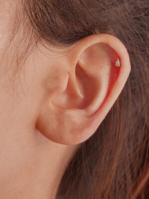 Woman wearing a helix earring